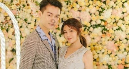 百褶裙与露背衫的搭配不仅时尚美观,更能够展现出青春靓丽的气息