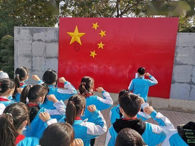 国瑞健康(02329)：刘成江辞任独立非执行董事