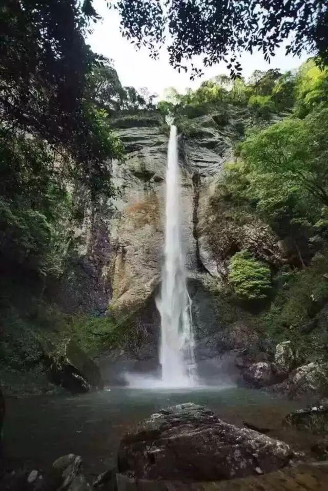 逃离荒废房屋