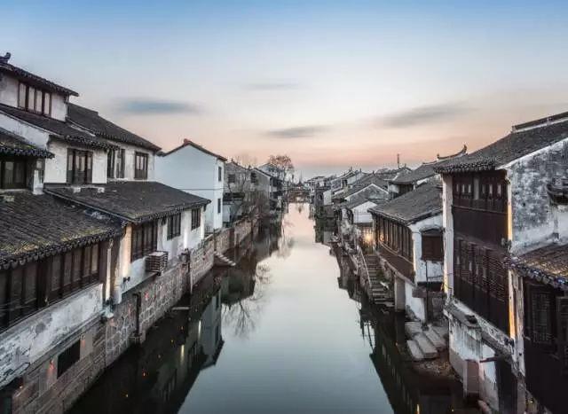 陈红瘦太狠！穿抹胸裙差点挂不住了，难怪身旁的孙红雷都乐开了花