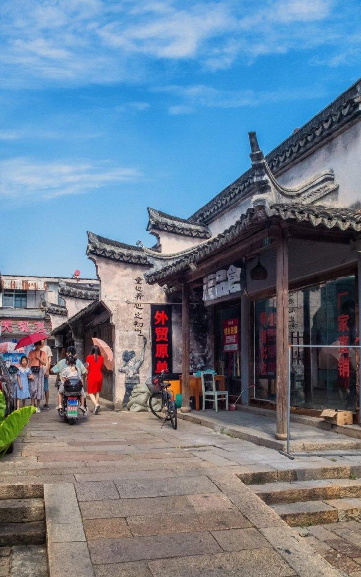 贺峻霖将担任大学生电影节青春之夜主持人，他个人的发展怎么样？游戏画面