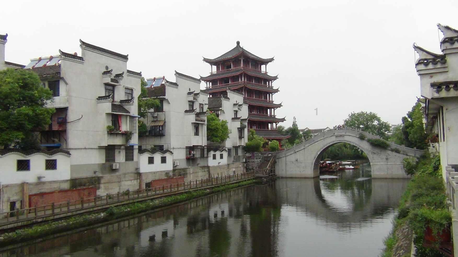 多枚导弹齐发，红海激战两小时，胡塞武器库被炸，美国军舰被击中