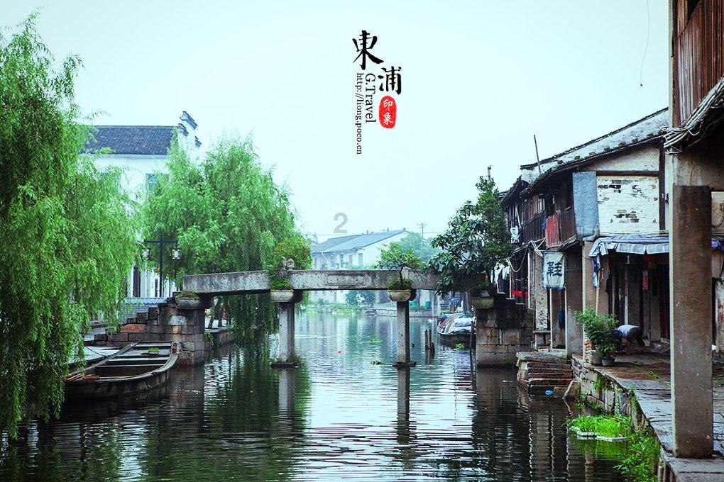 逃离残破的机舱