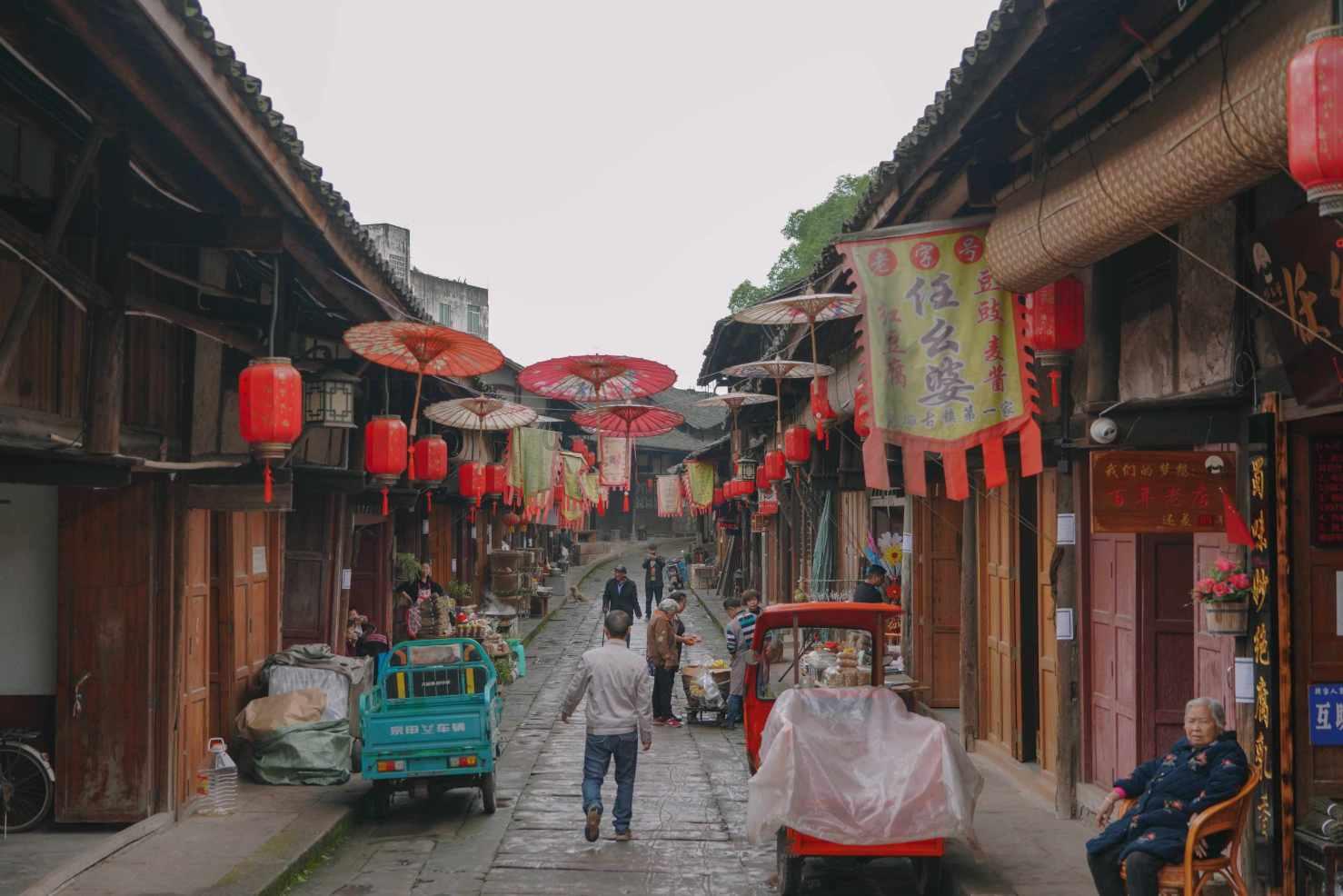 刘晓庆终于大大方方露脸，不戴假发不装嫩，跟普通奶奶一样真实