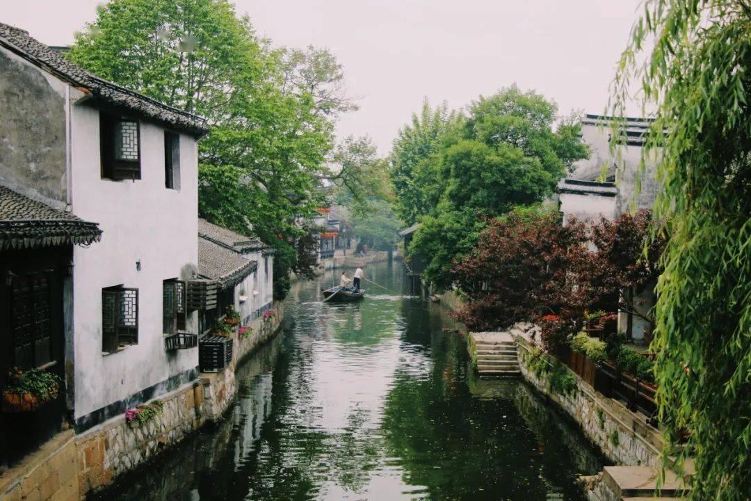 儿子结婚时父亲放声高歌。女儿结婚时父亲泪流满面：两场婚礼相隔仅9天